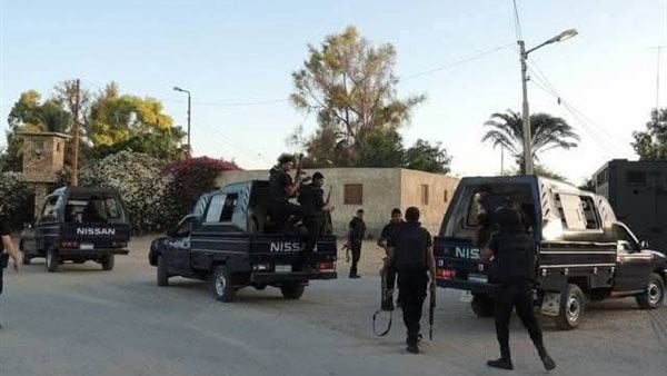 صفقة أسلحة من مطروح.. حبس متهمين بحيازة بنادق وذخيرة داخل سيارة في قنا صفقة أسلحة من مطروح.. حبس متهمين بحيازة بنادق وذخيرة داخل سيارة في قنا
