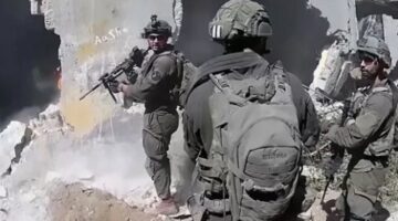 كاميرا جندي إسرائيلي تظهر اقتحام منازل مدنية في غزة وتنكيلا بفلسطينيين