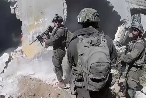 كاميرا جندي إسرائيلي تظهر اقتحام منازل مدنية في غزة وتنكيلا بفلسطينيين كاميرا جندي إسرائيلي تظهر اقتحام منازل مدنية في غزة وتنكيلا بفلسطينيين