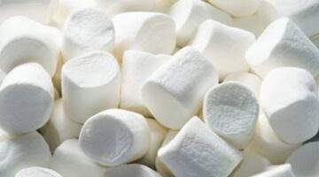 السماء تمطر مارشميلو.. طائرة هليكوبتر تُبهج الأطفال| ما القصة؟