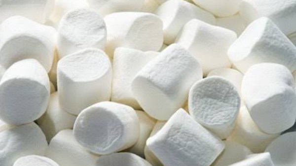 السماء تمطر مارشميلو.. طائرة هليكوبتر تُبهج الأطفال| ما القصة؟ السماء تمطر مارشميلو.. طائرة هليكوبتر تُبهج الأطفال| ما القصة؟
