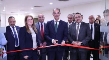 وزير الاتصالات يحتفل بمئوية أول طابع بريد تذكاري مصري
