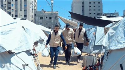 رحلة شاقة بين جنوب وشمال القطاع.. اللجنة المصرية توزع المساعدات للفلسطينيين شمال غزة رحلة شاقة بين جنوب وشمال القطاع.. اللجنة المصرية توزع المساعدات للفلسطينيين شمال غزة