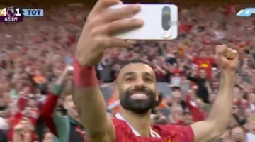 سيلفي العمر: محمد صلاح يبهر أنفيلد كالعادة ويحتفل مع الجماهير بهدفه في مرمى توتنهام