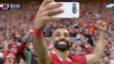 سيلفي العمر: محمد صلاح يبهر أنفيلد كالعادة ويحتفل مع الجماهير بهدفه في مرمى توتنهام سيلفي العمر: محمد صلاح يبهر أنفيلد كالعادة ويحتفل مع الجماهير بهدفه في مرمى توتنهام