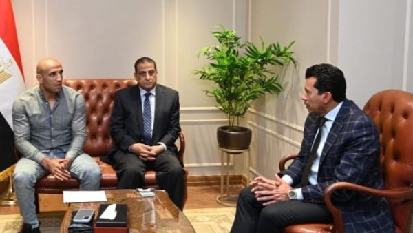 توفير عمل له..وزير الرياضة يلتقي لاعب الملاكمة عبد الرحمن عرابي لدعمه توفير عمل له..وزير الرياضة يلتقي لاعب الملاكمة عبد الرحمن عرابي لدعمه