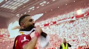 رفعه محمد صلاح..علم مصر يرفرف فى إحتفال ليفربول ببطولة لدوري الإنجليزى.. صور