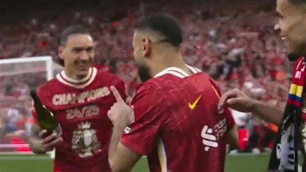 بعد التتويج بالدوري الإنجليزي.. محمد صلاح يرفض الاحتفال بالخمر رفقة نونيز | صور بعد التتويج بالدوري الإنجليزي.. محمد صلاح يرفض الاحتفال بالخمر رفقة نونيز | صور
