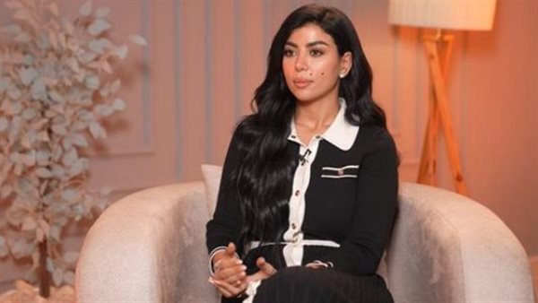 كارولين عزمي: غير راضية على ملابسي وأسعى للتغيير كارولين عزمي: غير راضية على ملابسي وأسعى للتغيير