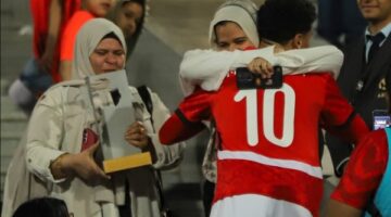 محمد عبد الله يهدى والدته جائزة رجل المباراة