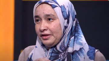 عمرو الليثي يجبر خاطر فتاة الشيخوخة ويدعوها لمشاركته في تقديم فقرة من برنامجها الإذاعي| شاهد
