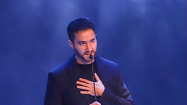 أحمد مالك يتسلم الجائزة من صديقه طه دسوقي أحمد مالك يتسلم الجائزة من صديقه طه دسوقي
