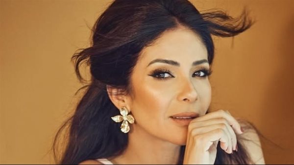 منى زكي تخطف الأنظار بأحدث إطلالة لها.. والجمهور يعلق: "مبتكبريش" (صور) منى زكي تخطف الأنظار بأحدث إطلالة لها.. والجمهور يعلق: "مبتكبريش" (صور)