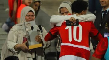 محمد عبد الله يهدى والدته جائزة رجل المباراة