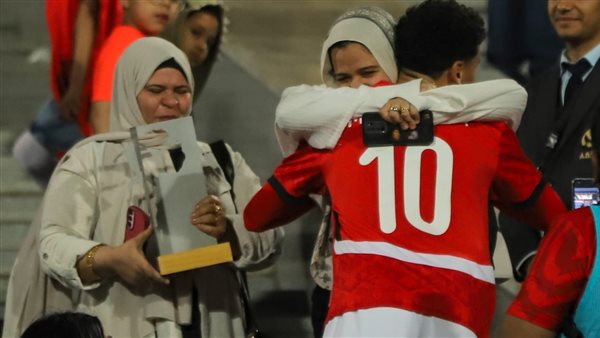 محمد عبد الله يهدى والدته جائزة رجل المباراة محمد عبد الله يهدى والدته جائزة رجل المباراة