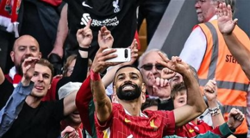 "ذكي جداً".. شوبير يعلق على احتفال محمد صلاح مع جماهير ليفربول