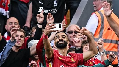 "ذكي جداً".. شوبير يعلق على احتفال محمد صلاح مع جماهير ليفربول "ذكي جداً".. شوبير يعلق على احتفال محمد صلاح مع جماهير ليفربول