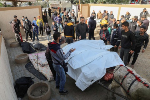 لوموند: المنظمات الإنسانية قلقة من تحول غزة إلى مقبرة جماعية لوموند: المنظمات الإنسانية قلقة من تحول غزة إلى مقبرة جماعية