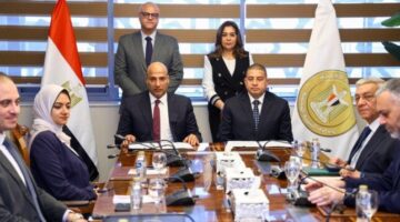 وزيرة التنمية المحلية ومحافظ القليوبية يشهدان توقيع عقد لتأجير وحق الانتفاع لمشروع الـ30 مليون بيضة بالخانكة