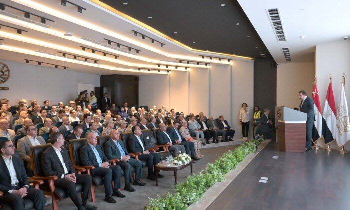 رئيس الوزراء يستمع لعرض تقديمي حول مشروعات ومجالات التنمية لجهاز مستقبل مصر رئيس الوزراء يستمع لعرض تقديمي حول مشروعات ومجالات التنمية لجهاز مستقبل مصر