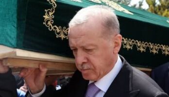 أردوغان يُشارك في جنازة “مُعلّمه”