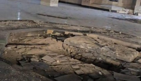بعد حرق الضريح.. مسلحون ينبشون قبر حافظ الأسد في القرداحة بعد حرق الضريح.. مسلحون ينبشون قبر حافظ الأسد في القرداحة