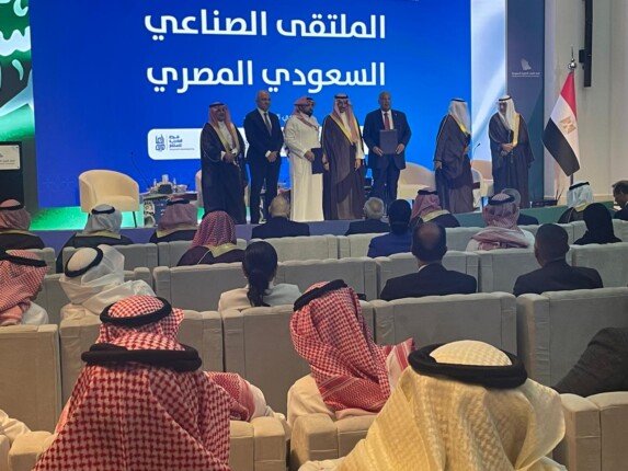 وزير الصناعة السعودي يبحث مع رئيس غرفة القاهرة سبل تعزيز التعاون الاقتصادي وزير الصناعة السعودي يبحث مع رئيس غرفة القاهرة سبل تعزيز التعاون الاقتصادي