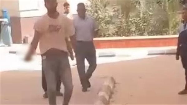 طالب يطعن زميله بسلاح أبيض داخل جامعة سوهاج.. والأمن يفحص الواقعة| بث مباشر طالب يطعن زميله بسلاح أبيض داخل جامعة سوهاج.. والأمن يفحص الواقعة| بث مباشر