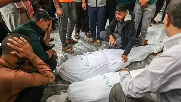 4 شهداء فى قصف إسرائيلى استهدف شارع الجلاء بمدينة غزة 4 شهداء فى قصف إسرائيلى استهدف شارع الجلاء بمدينة غزة