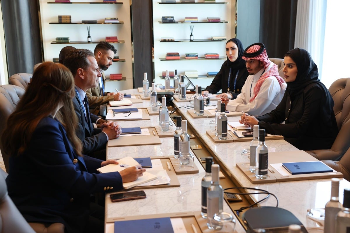  وزير الدولة للتعاون الدولي تجتمع مع المدير العام للجنة الدولية للصليب الأحمر وزير الدولة للتعاون الدولي تجتمع مع المدير العام للجنة الدولية للصليب الأحمر