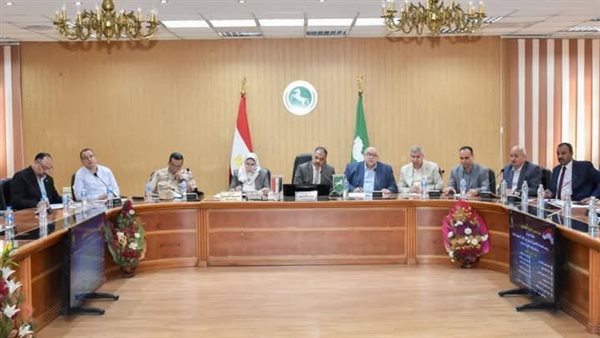 محافظ الشرقية يلتقي 10 مواطنين من الأسر الأولى بالرعاية ومتحدي الإعاقة محافظ الشرقية يلتقي 10 مواطنين من الأسر الأولى بالرعاية ومتحدي الإعاقة