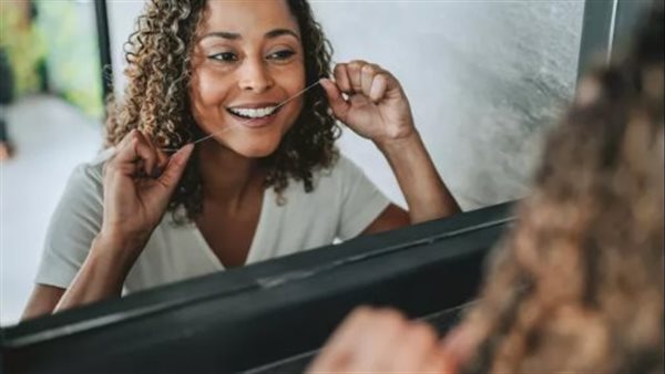 فوائد تنظيف الأسنان بالخيط.. خطوات ونصائح قبل الاستخدام