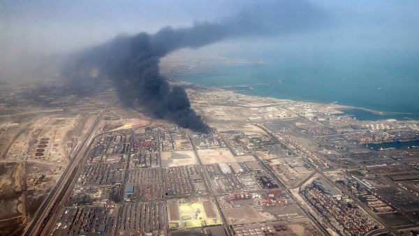 إيران تعلن إخماد حريق ميناء بندر عباس وارتفاع حصيلة القتـ.لى إيران تعلن إخماد حريق ميناء بندر عباس وارتفاع حصيلة القتـ.لى