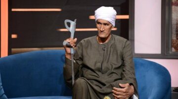 فصل ملابسه وسرير نومه.. حكاية أطول رجل في مصر يعاني من التنمر| شاهد