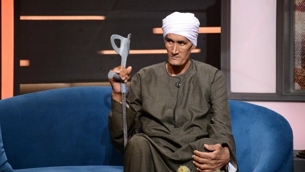 فصل ملابسه وسرير نومه.. حكاية أطول رجل في مصر يعاني من التنمر| شاهد فصل ملابسه وسرير نومه.. حكاية أطول رجل في مصر يعاني من التنمر| شاهد