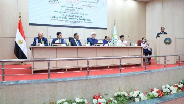 مفتي الجمهورية من مطروح: بناء الإنسان أساس نهضة الأوطان مفتي الجمهورية من مطروح: بناء الإنسان أساس نهضة الأوطان