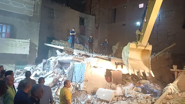 إنقاذ 7 أشخاص.. الحماية المدنية تبحث عن ضحايا أسفل عقار أسيوط المنهار إنقاذ 7 أشخاص.. الحماية المدنية تبحث عن ضحايا أسفل عقار أسيوط المنهار