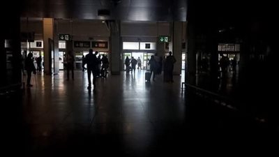 إسبانيا في الظلام: إعلان الطوارئ وتعليق السفر البري والجوي إسبانيا في الظلام: إعلان الطوارئ وتعليق السفر البري والجوي