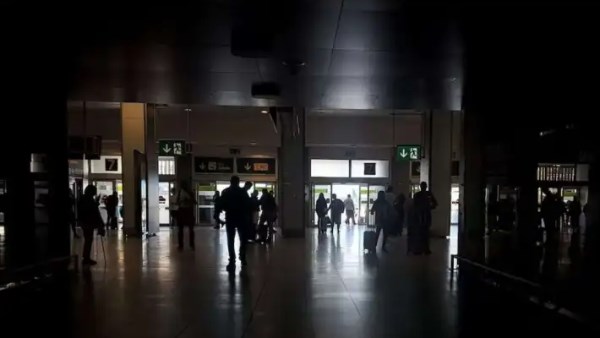 عودة الكهرباء لمعظم أنحاء مدريد بعد انقطاع استمر لـ 9 ساعات عودة الكهرباء لمعظم أنحاء مدريد بعد انقطاع استمر لـ 9 ساعات