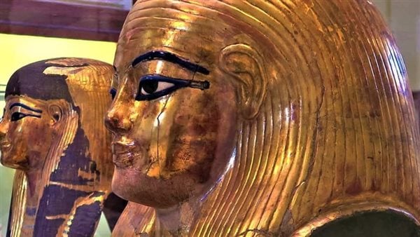 المتحف المصري بالتحرير يلقي الضوء على القناع الذهبي ليويا والد الملكة تي المتحف المصري بالتحرير يلقي الضوء على القناع الذهبي ليويا والد الملكة تي