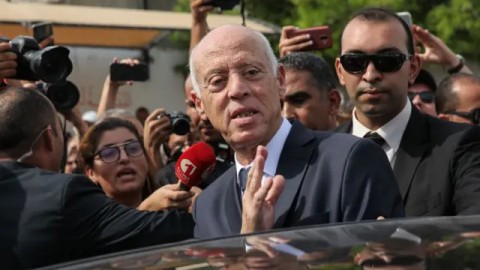 الرئيس سعيد غاضب من الانتقادات الخارجية للأحكام الصادرة على “معارضين” ويعتبرها تدخلا سافرًا في الشأن الداخلي التونسي الرئيس سعيد غاضب من الانتقادات الخارجية للأحكام الصادرة على “معارضين” ويعتبرها تدخلا سافرًا في الشأن الداخلي التونسي