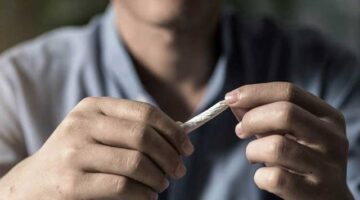 حبس  شخصين بتهمة تعاطي مخدرات أمام مدرسة فى عين شمس