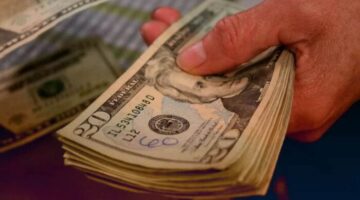 «الأخضر» بكام النهاردة؟.. سعر الدولار الآن في بنوك مصر