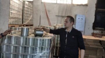 ضبط 3 طن مواد غذائية مجهولة المصدر في مخزن غير مرخص بالعبور