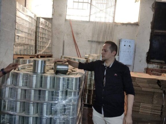 ضبط 3 طن مواد غذائية مجهولة المصدر في مخزن غير مرخص بالعبور ضبط 3 طن مواد غذائية مجهولة المصدر في مخزن غير مرخص بالعبور