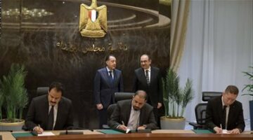 باستثمارات أجنبية.. توقيع اتفاق تأسيس شركتين لإنتاج ألياف الفيبربوليستر واللباد الصناعي عبر إعادة تدوير المخلفات البلاستيكية