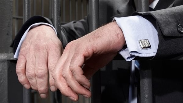 قرار بضبط وإحضار نجل رجل أعمال شهير لتورطه في قضية رشوة قرار بضبط وإحضار نجل رجل أعمال شهير لتورطه في قضية رشوة