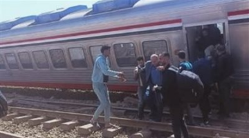 تسبب في بتر ساقيه.. القصة الكاملة لدفع كمسري لمسن من القطار في سوهاج