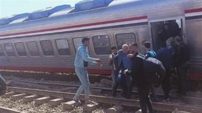 تسبب في بتر ساقيه.. القصة الكاملة لدفع كمسري لمسن من القطار في سوهاج تسبب في بتر ساقيه.. القصة الكاملة لدفع كمسري لمسن من القطار في سوهاج