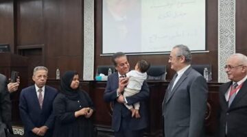 بالصور.. وزير الصحة يكرم شهيدي الواجب علي صلاح وصلاح صفوت